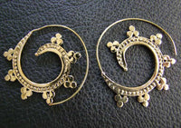 Load image into Gallery viewer, Spiralen Ohrringe Dreiecke Kreise Kerbe Messing Brass antik golden nickelfrei Piercing Tribal - chic-net.de
