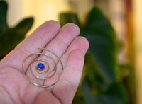 Load image into Gallery viewer, Spiralen Ohrringe dünn Lapis rund Messing Brass antik golden nickelfrei Piercing Tribal Schmuck - chic-net.de
