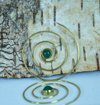 Load image into Gallery viewer, Spiralen Ohrringe glänzend Messing Jade antik golden Piercing Tribal nickelfrei Schmuck Brass Bronze - chic-net.de
