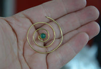 Load image into Gallery viewer, Spiralen Ohrringe glänzend Messing Jade antik golden Piercing Tribal nickelfrei Schmuck Brass Bronze - chic-net.de
