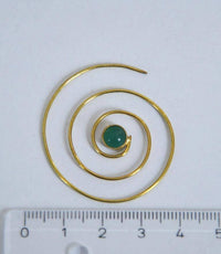 Load image into Gallery viewer, Spiralen Ohrringe glänzend Messing Jade antik golden Piercing Tribal nickelfrei Schmuck Brass Bronze - chic-net.de
