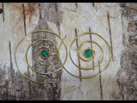 Load image into Gallery viewer, Spiralen Ohrringe glänzend Messing Jade antik golden Piercing Tribal nickelfrei Schmuck Brass Bronze - chic-net.de
