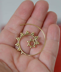 Load image into Gallery viewer, Spiralen Ohrringe Kreise Dreiecke Brass klein antik golden Tribal Piercing - chic-net.de
