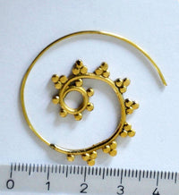 Load image into Gallery viewer, Spiralen Ohrringe Kreise Dreiecke Brass klein antik golden Tribal Piercing - chic-net.de
