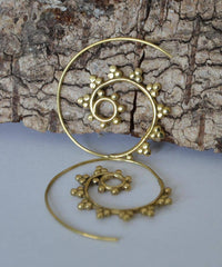 Load image into Gallery viewer, Spiralen Ohrringe Kreise Dreiecke Brass klein antik golden Tribal Piercing - chic-net.de
