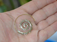 Load image into Gallery viewer, Spiralen Ohrringe liegend Kerbe Messing Brass antik golden nickelfrei Tribal Piercing Schmuck - chic-net.de
