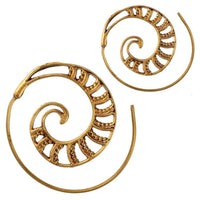 Load image into Gallery viewer, Spiralen Ohrringe Muschel Segmente Punkte Brass antik golden Tribal Piercing - chic-net.de
