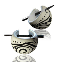 Load image into Gallery viewer, Spiralmuster Holzcreolen weiß schwarz Pin-Ohrringe Pin-Creolen Holz Horn Pin handbemalt 16 mm - chic-net.de
