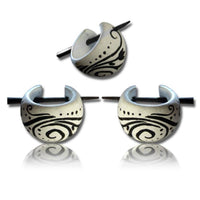 Load image into Gallery viewer, Spiralmuster Holzcreolen weiß schwarz Pin-Ohrringe Pin-Creolen Holz Horn Pin handbemalt 16 mm - chic-net.de
