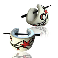 Load image into Gallery viewer, Stern Holzcreolen rot weiß schwarz Pin-Ohrringe Pin-Creolen Holz Horn Pin handbemalt 16 mm - chic-net.de
