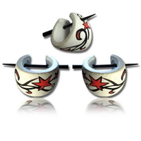 Load image into Gallery viewer, Stern Holzcreolen rot weiß schwarz Pin-Ohrringe Pin-Creolen Holz Horn Pin handbemalt 16 mm - chic-net.de
