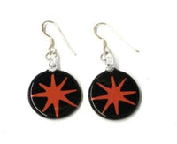 Cargar imagen en el visor de la galería, Stern rot Glasohrringe schwarz handbemalt 925er Sterling Silber Glas Ohrringe - chic-net.de
