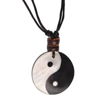 Load image into Gallery viewer, Surferkette Haifzahn Surfbrett rund Holz Muschel verstellbar - chic-net.de
