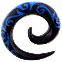 Load image into Gallery viewer, Tribal Buffalo Horn Piercing Expander, schwarze Spirale mit blauem Spiralenmuster , 8mm Ohrring aus Büffelhorn, Plug, Tunnel, Ohrhänger, Ohrstecker - chic-net.de
