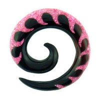 Load image into Gallery viewer, Tribal Buffalo Horn Piercing Expander, schwarze Spirale mit pinkfarbenem Waveinlay, 6mm,  Plug, Tunnel, Ohrring, Ohrhänger, Ohrstecker - chic-net.de
