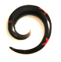 Load image into Gallery viewer, Tribal Buffalo Horn Piercing Expander, schwarze Spirale mit rotem Sterneninlay, 6mm,  Plug, Tunnel, Ohrring, Ohrhänger, Ohrstecker - chic-net.de
