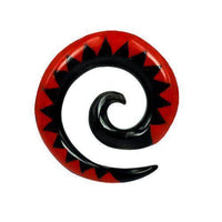 Cargar imagen en el visor de la galería, Tribal Buffalo Horn Piercing Expander, schwarze Spirale mit rotem Zickzackmuster, 16mm,  Plug, Tunnel, Ohrring, Ohrhänger, Ohrstecker - chic-net.de
