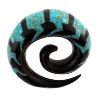 Load image into Gallery viewer, Tribal Buffalo Horn Piercing Expander, schwarze Spirale mit türkisfarbenem Inlay, 8mm,  Plug, Tunnel, Ohrring, Ohrhänger, Ohrstecker - chic-net.de
