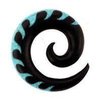 Cargar imagen en el visor de la galería, Tribal Buffalo Horn Piercing Expander, schwarze Spirale mit türkisfarbenem Waveinlay, 12mm,  Plug, Tunnel, Ohrring, Ohrhänger, Ohrstecker - chic-net.de
