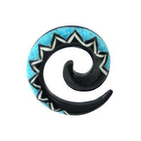 Cargar imagen en el visor de la galería, Tribal Buffalo Horn Piercing Expander, schwarze Spirale mit türkisfarbenem Zickzackmuster aus Achatstein, 6mm,  Plug, Tunnel, Ohrring, Ohrhänger, Ohrstecker - chic-net.de

