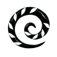 Load image into Gallery viewer, Tribal Buffalo Horn Piercing Expander, schwarze Spirale mit weißem Karoinlay, 4mm,  Plug, Tunnel, Ohrring, Ohrhänger, Ohrstecker - chic-net.de
