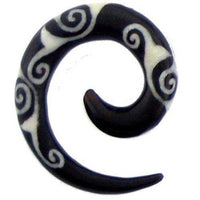Cargar imagen en el visor de la galería, Tribal Buffalo Horn Piercing Expander, schwarze Spirale mit weißem Spiralenmuster , 6mm Ohrring aus Büffelhorn, Plug, Tunnel, Ohrhänger, Ohrstecker - chic-net.de
