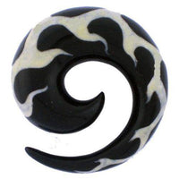 Load image into Gallery viewer, Tribal Buffalo Horn Piercing Expander, schwarze Spirale mit weißen Flammen-Inlay , 8mm Ohrring aus Büffelhorn, Plug, Tunnel, Ohrhänger, Ohrstecker - chic-net.de
