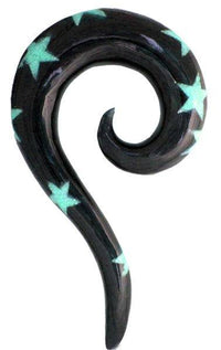 Load image into Gallery viewer, Tribal Buffalo Horn Piercing Expander, schwarze Thai-Spirale mit türkisfarbenen Sternen Inlay, 4mm,  Plug, Tunnel, Ohrring, Ohrhänger, Ohrstecker - chic-net.de
