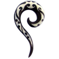 Load image into Gallery viewer, Tribal Buffalo Horn Piercing Expander, schwarze Thai-Spirale mit weißem Muster , 8mm Ohrring aus Büffelhorn, Plug, Tunnel, Ohrhänger, Ohrstecker - chic-net.de
