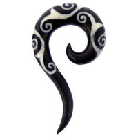 Load image into Gallery viewer, Tribal Buffalo Horn Piercing Expander, schwarze Thai-Spirale mit weißem Spiralenmuster , 12mm Ohrring aus Büffelhorn, Plug, Tunnel, Ohrhänger, Ohrstecker - chic-net.de
