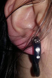 Cargar imagen en el visor de la galería, Tribal Fake Piercing braun Spirale weiß vorn Kristalle handgeschnitzt Sonoholz Edelstahl 1 mm - chic-net.de
