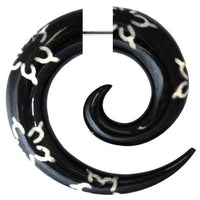 Load image into Gallery viewer, Tribal Fake Piercing, schwarze Spirale mit weißem Blumenmuster, handgeschnitzt aus Büffelhorn, 1mm, Edelstahlbügel - chic-net.de

