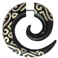 Load image into Gallery viewer, Tribal Fake Piercing, schwarze Spirale mit weißem Muster, handgeschnitzt aus Büffelhorn, 1mm, Edelstahlbügel - chic-net.de
