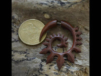 Cargar imagen en el visor de la galería, Tribal Fake Piercing Spirale Zacken Holz Edelstahl - chic-net.de
