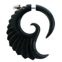 Load image into Gallery viewer, Tribal Horn Fake Piercing, schwarzer Flügel aus Büffelhorn, handgeschnitzt, Schraubverschluss aus Edelstahl, 4,5cm x 3,5cm, Ohrstecker, Ohrring - chic-net.de
