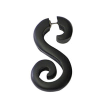 Load image into Gallery viewer, Tribal S-form Ohrring Sono Holz Edelstahlbügel schwarz Fake Piercing spiralig Organic 1 mm - chic-net.de
