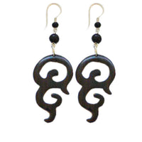 Cargar imagen en el visor de la galería, Tribal Spirale Ohrringe aus Sono Holz, Fish tail, Edelstahlbügel - chic-net.de
