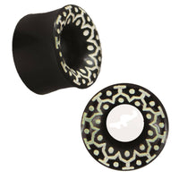 Load image into Gallery viewer, Tunnel Horn weiße Gravur schwarz Tribal Schlangenhaut Piercing handgeschnitzt - chic-net.de
