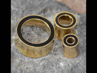 Cargar imagen en el visor de la galería, Tunnel Plug Messing Onyx Stein schwarz Rim gold - chic-net.de
