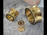 Cargar imagen en el visor de la galería, Tunnel Plug Messing Onyx Stein schwarz Rim gold - chic-net.de
