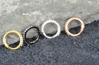 Cargar imagen en el visor de la galería, Clicker Piercing rhodiniert Glitzer Kristalle außen - chic - net.de
