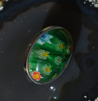 Load image into Gallery viewer, Edelstahl Ohrstecker Muranoglas grün oval 16mm Blumen - chic - net.de
