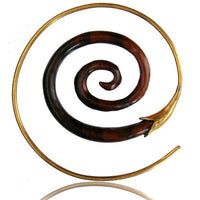 Cargar imagen en el visor de la galería, Fake Holz Piercing Narra Wood Brass Spirale golden Ohrstecker Organic Tribal - chic - net.de
