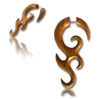 Load image into Gallery viewer, Fake Holz Piercing verschnörkelt Spirale lang Teakholz nickelfrei Edelstahl Ohrstecker Organic - chic - net.de
