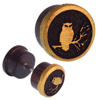 Load image into Gallery viewer, Fake Holz Plug Tamarinde dunkelbraun golden Rand Eule Ast Gravur Piercing - chic - net.de
