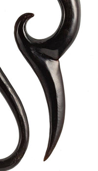 Cargar imagen en el visor de la galería, Fake Horn Piercing Hai Tail Hook Spirale Kralle handgeschnitzt schwarz Dehner - chic - net.de
