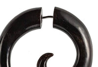 Cargar imagen en el visor de la galería, Fake Horn Piercing Hai Tail Hook Spirale Kralle handgeschnitzt schwarz Dehner - chic - net.de
