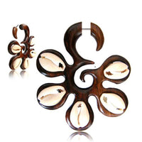 Load image into Gallery viewer, Fake Ohr Piercing aus Narra Holz Blume Tribal Muster und Kauri Muschel Edelstahl Organic - chic - net.de
