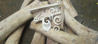 Cargar imagen en el visor de la galería, Fake Ohr Piercing Schwan Bone Knochen Edelstahl weiß Spirale Dehner Ohrstecker - chic - net.de
