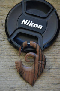 Load image into Gallery viewer, Fake Piercing Edelstahl Arang Holz braun Flügelspirale - chic - net.de
